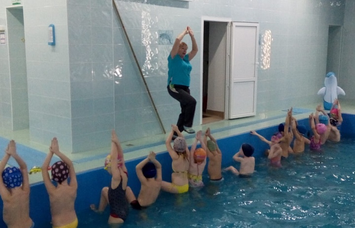Радость и польза на занятиях в бассейне
